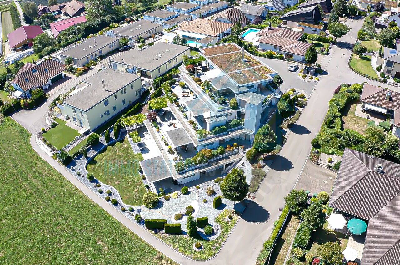 Luftaufnahme eines modernen Wohnhauses mit großzügigem Garten