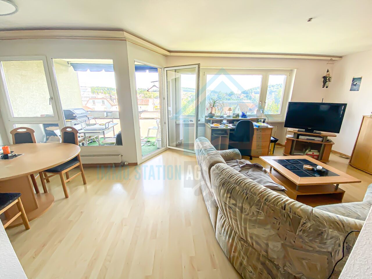 Helles Wohnzimmer mit Essbereich und Balkonzugang