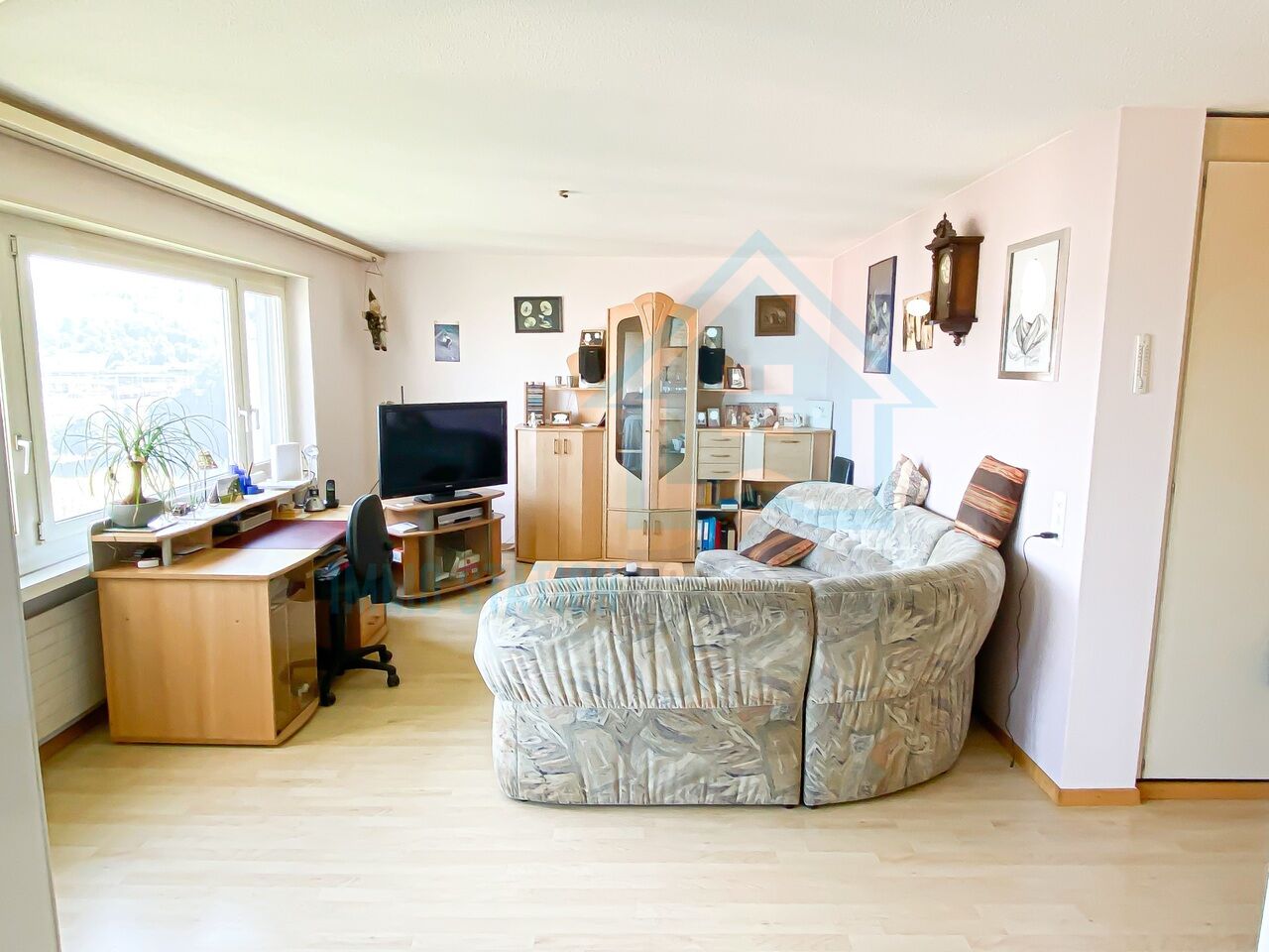 Helles Wohnzimmer mit Arbeitsbereich