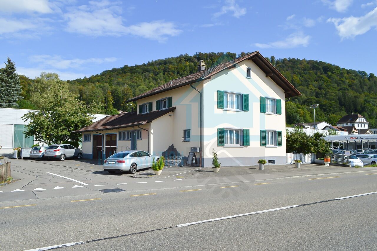Wohnhaus mit Satteldach an der Straße