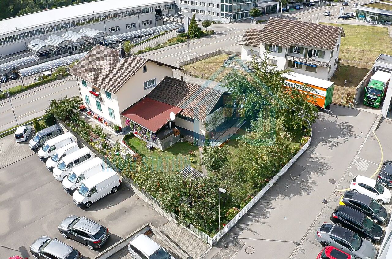 Luftaufnahme eines Wohnhauses mit Garten und umliegender Bebauung
