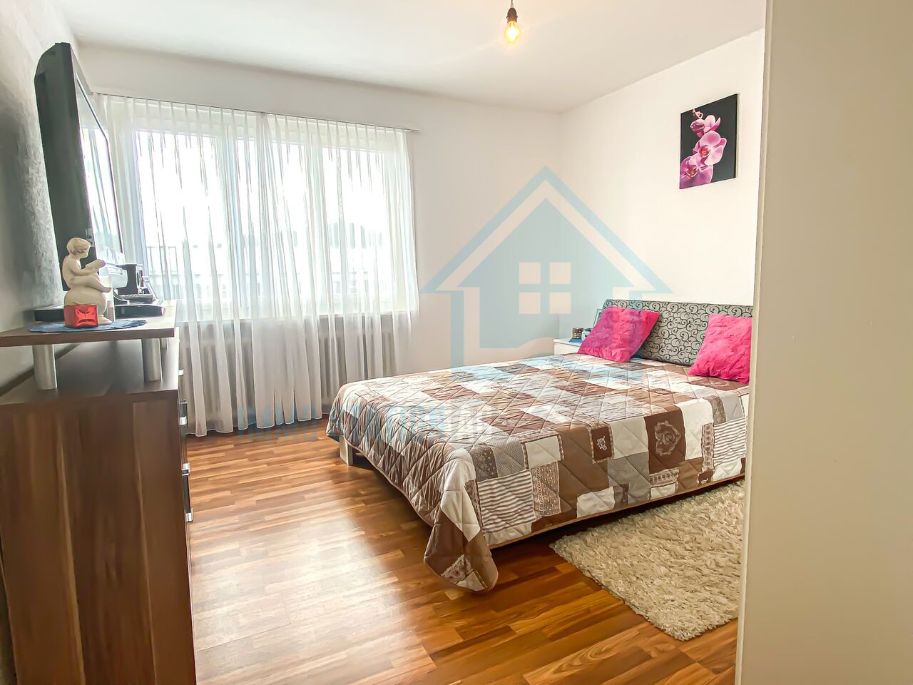 Schlafzimmer mit Tageslicht und Holzfußboden