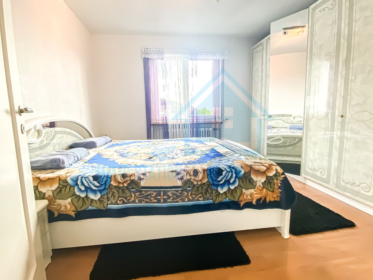 Schlafzimmer mit hellem Mobiliar