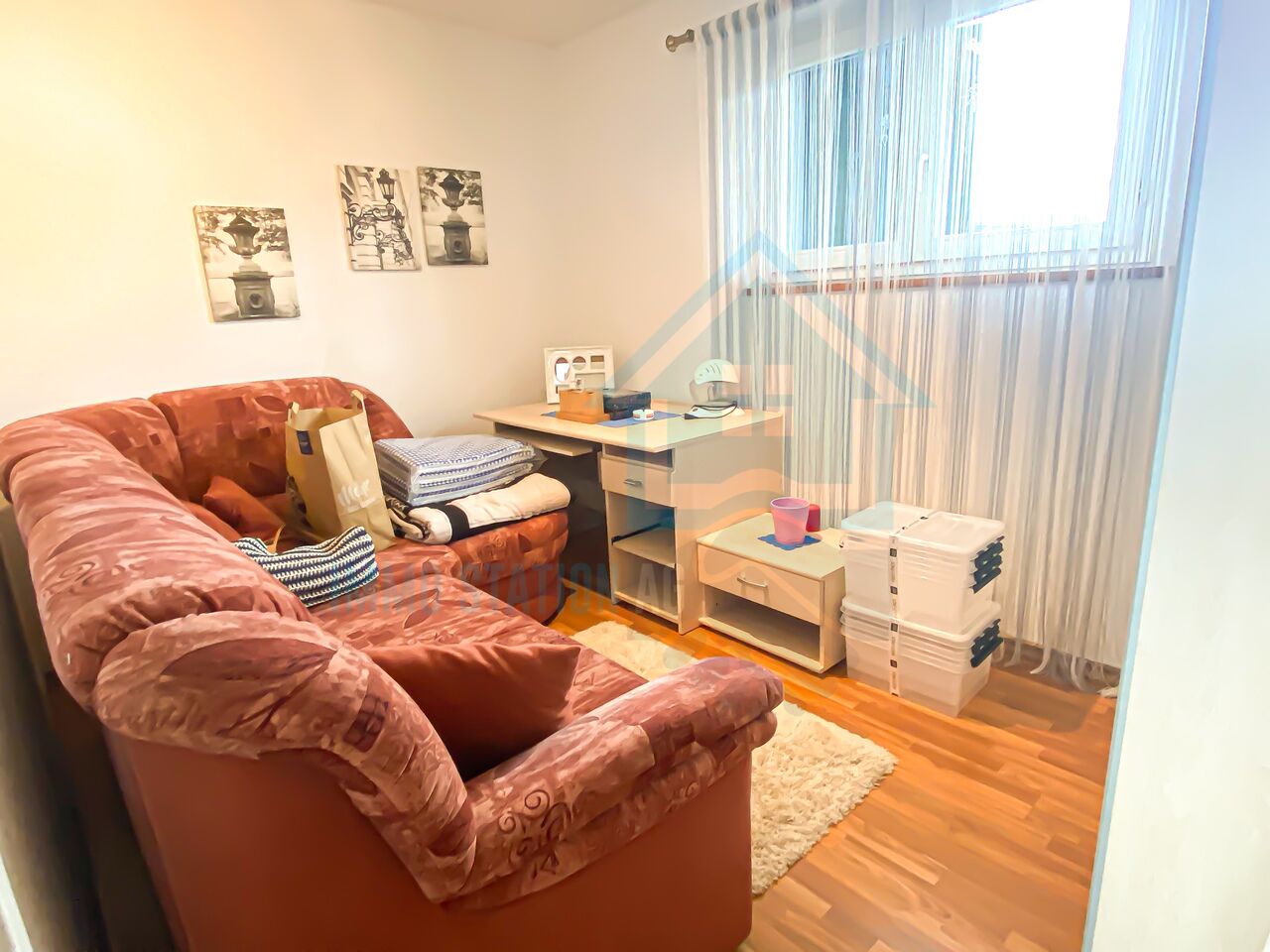 Gemütliches kleines Wohnzimmer mit Arbeitsplatz