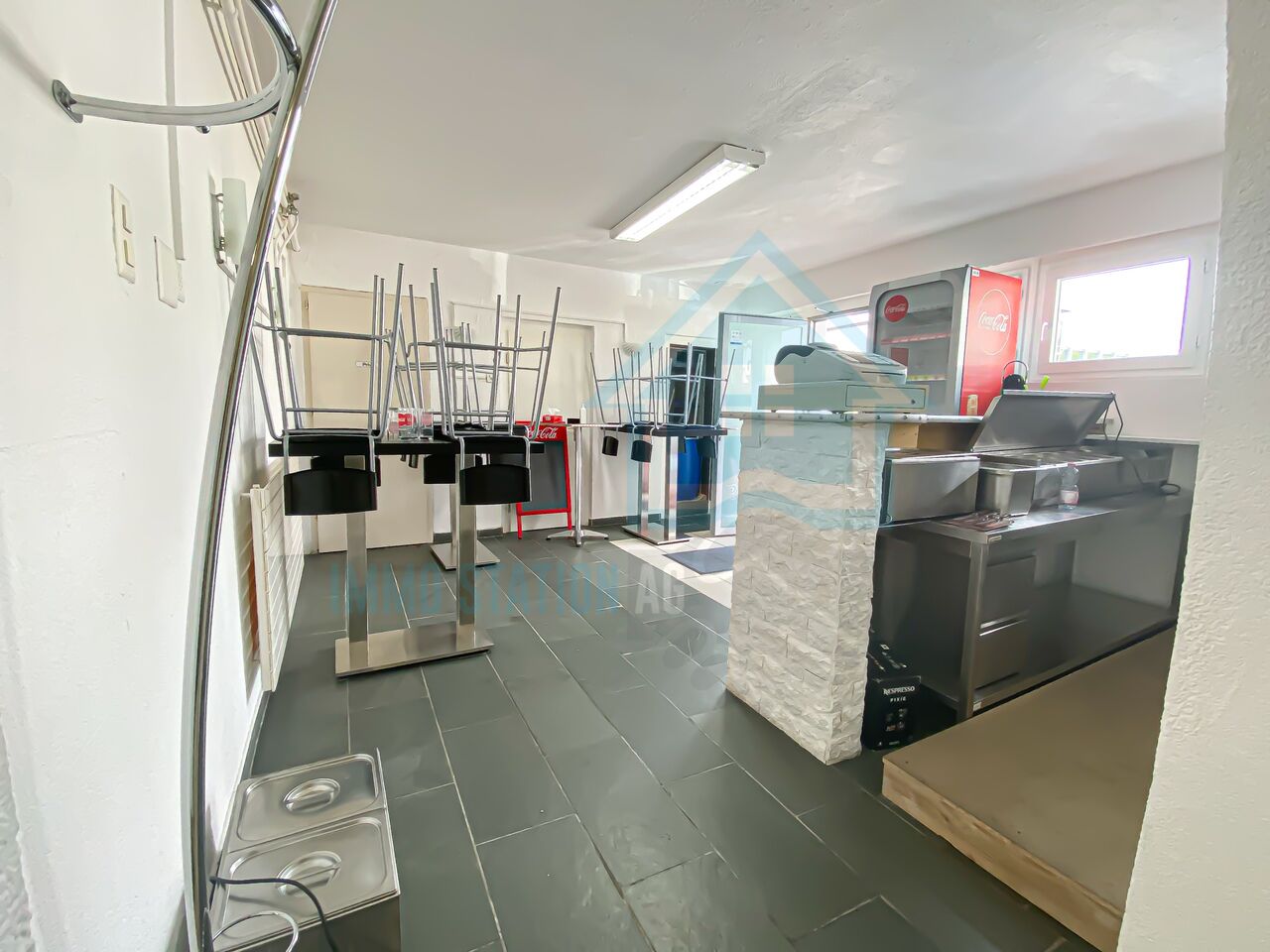 Gewerblicher Innenraum mit Theke
