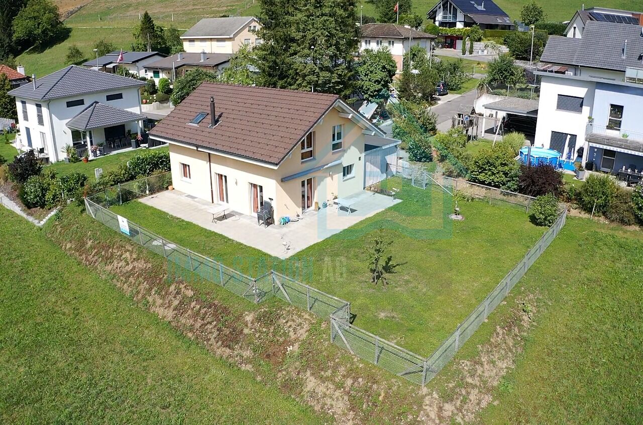 Luftaufnahme eines Einfamilienhauses mit großem Garten