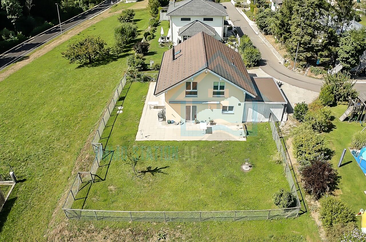 Luftaufnahme eines Einfamilienhauses mit großem Garten