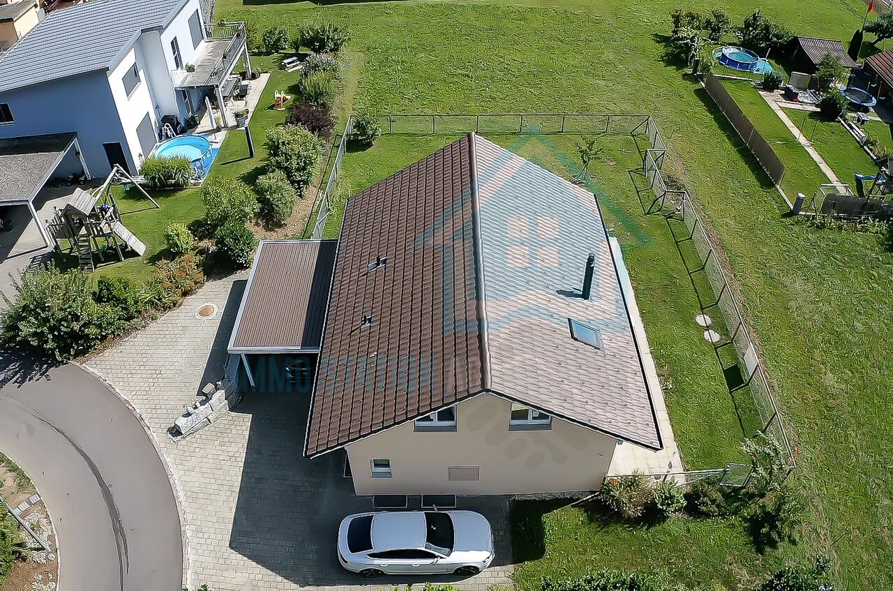 Luftaufnahme eines Einfamilienhauses mit großem Garten
