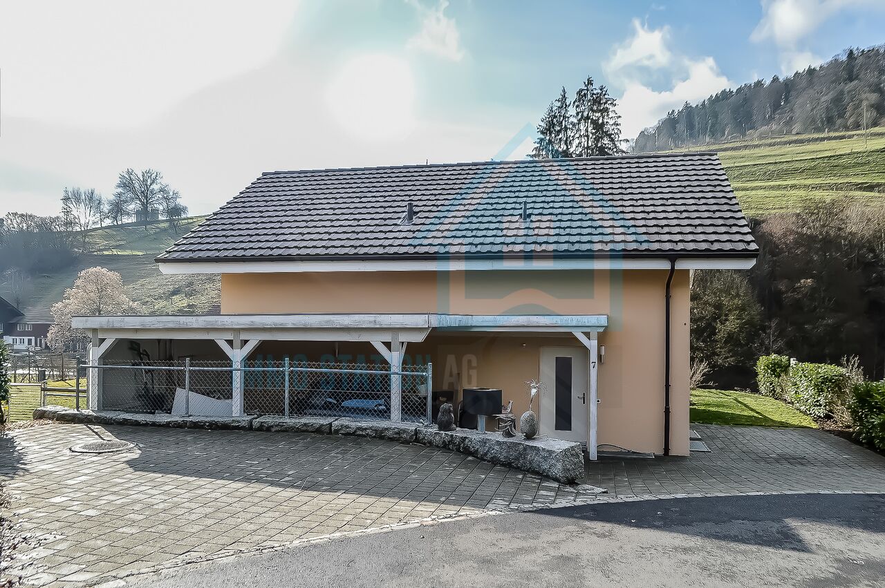 Außenansicht eines Hauses mit Carport