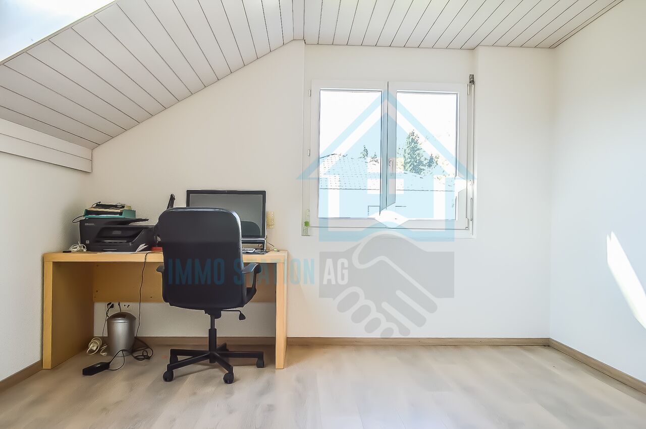 Helles Arbeitszimmer mit Dachschräge