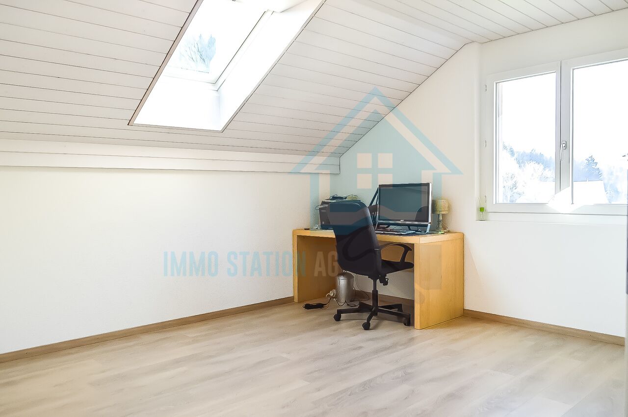 Helles Dachzimmer mit Arbeitsplatz