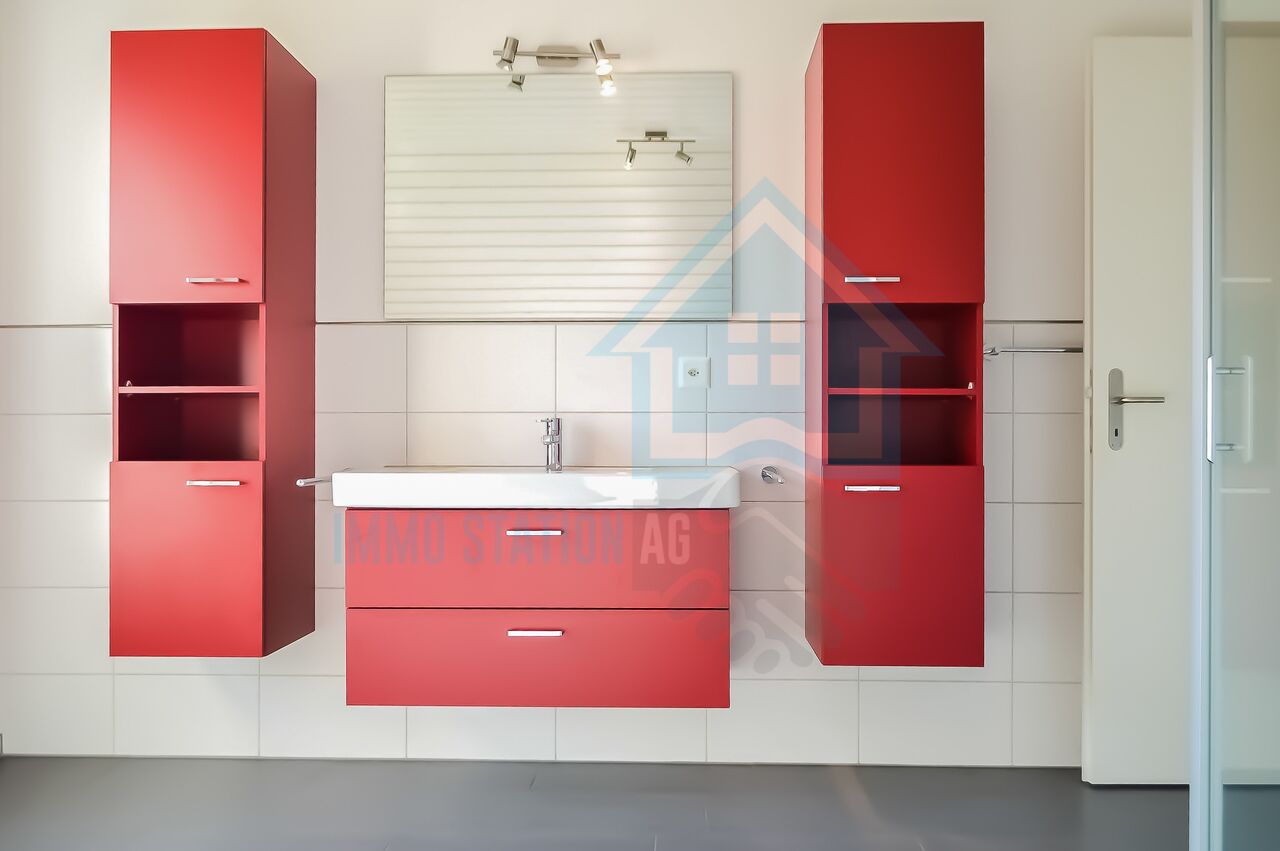Modernes Badezimmer mit roten Badmöbeln
