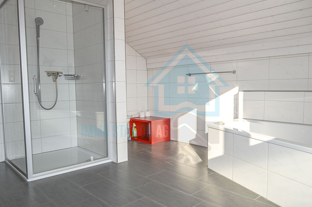 Modernes Dachbadezimmer mit Dusche