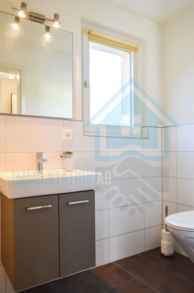 Gäste-WC mit Fenster und Waschtisch