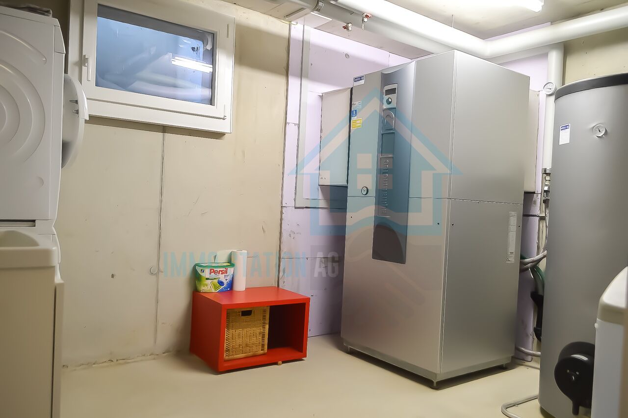 Technikraum mit Wärmepumpe und Warmwasserspeicher