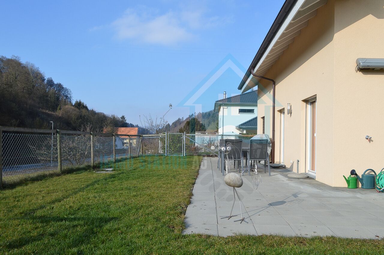 Terrasse mit Garten und Hausfassade