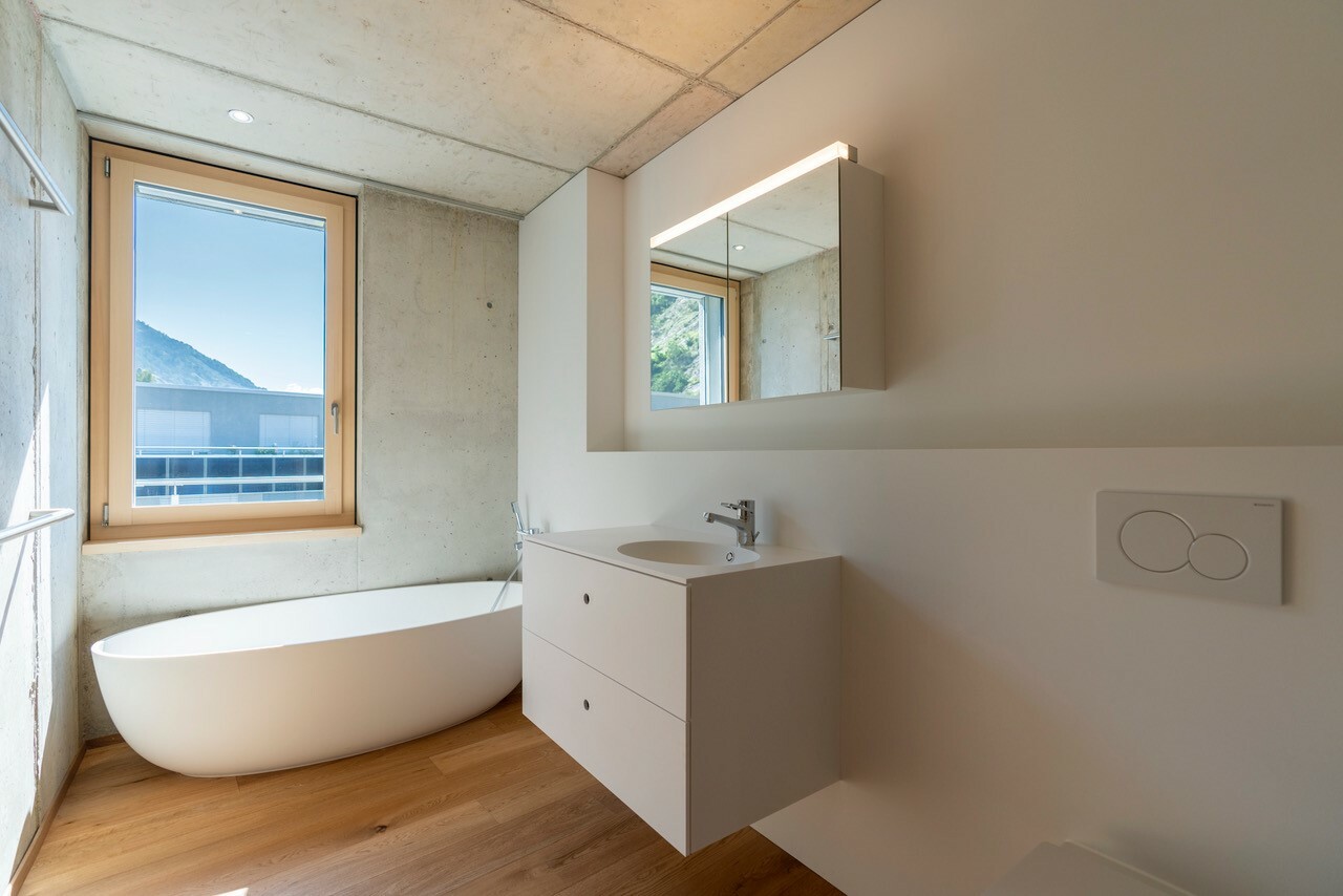 Modernes Badezimmer mit freistehender Wanne