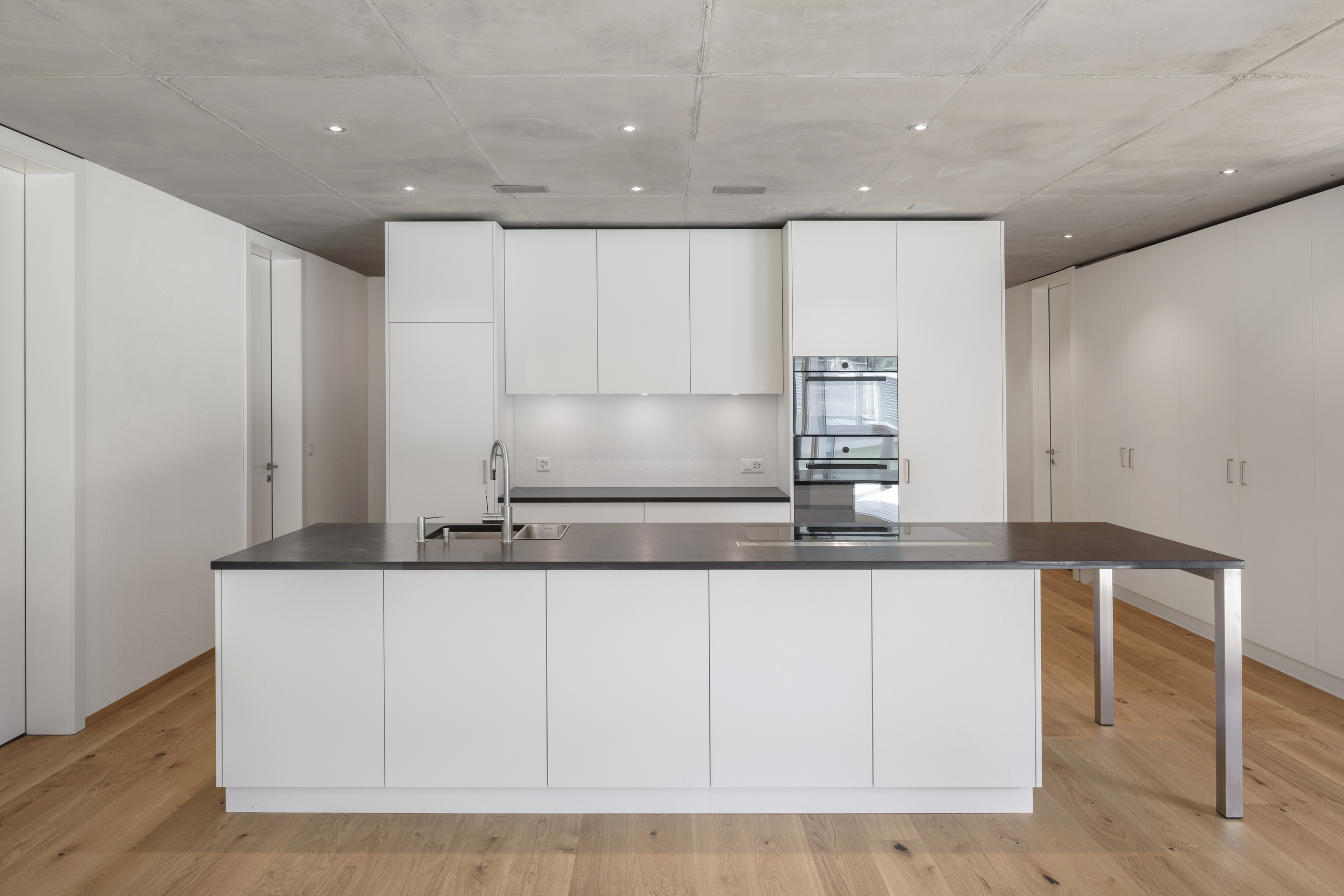 Moderne Minimal-Küche mit zentraler Kochinsel