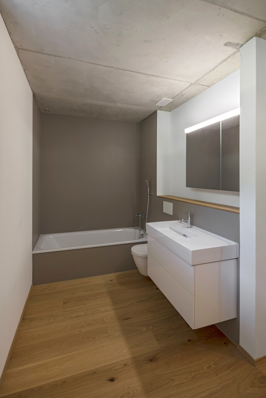 Modernes Bad mit Badewanne und Waschtisch