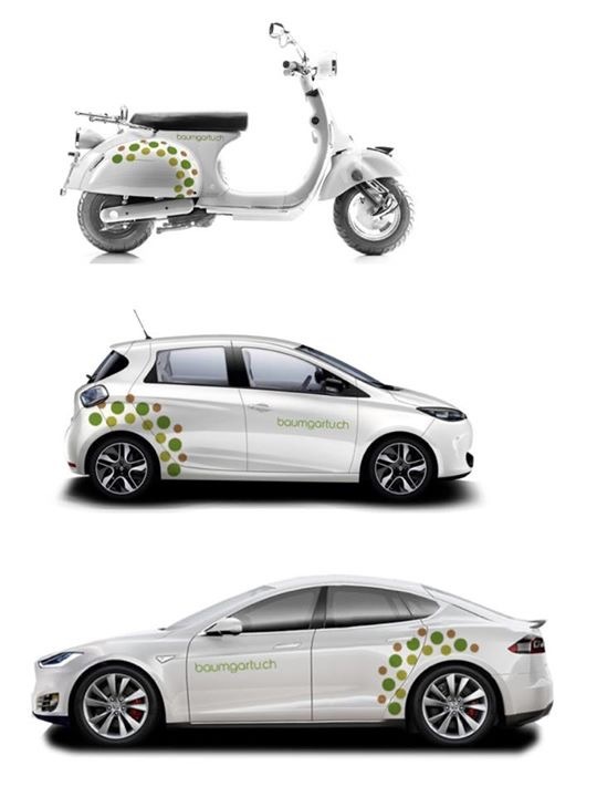 Werbung mit Roller und zwei Autos