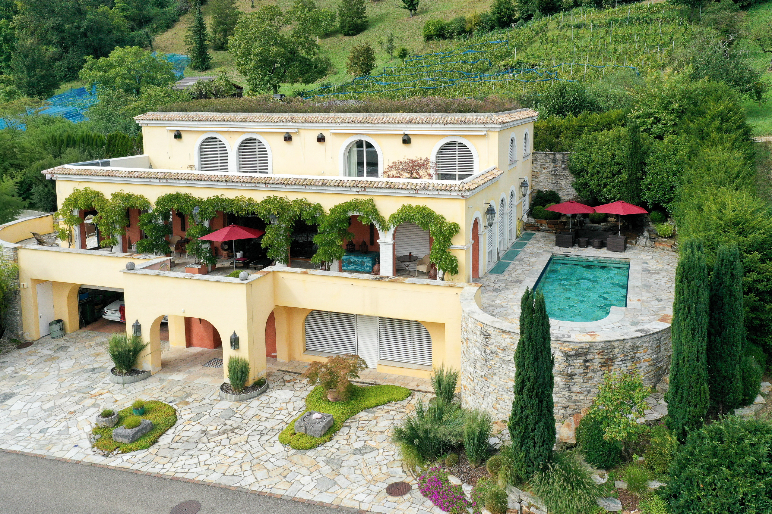 Luxusvilla mit Pool und mediterraner Gartenanlage