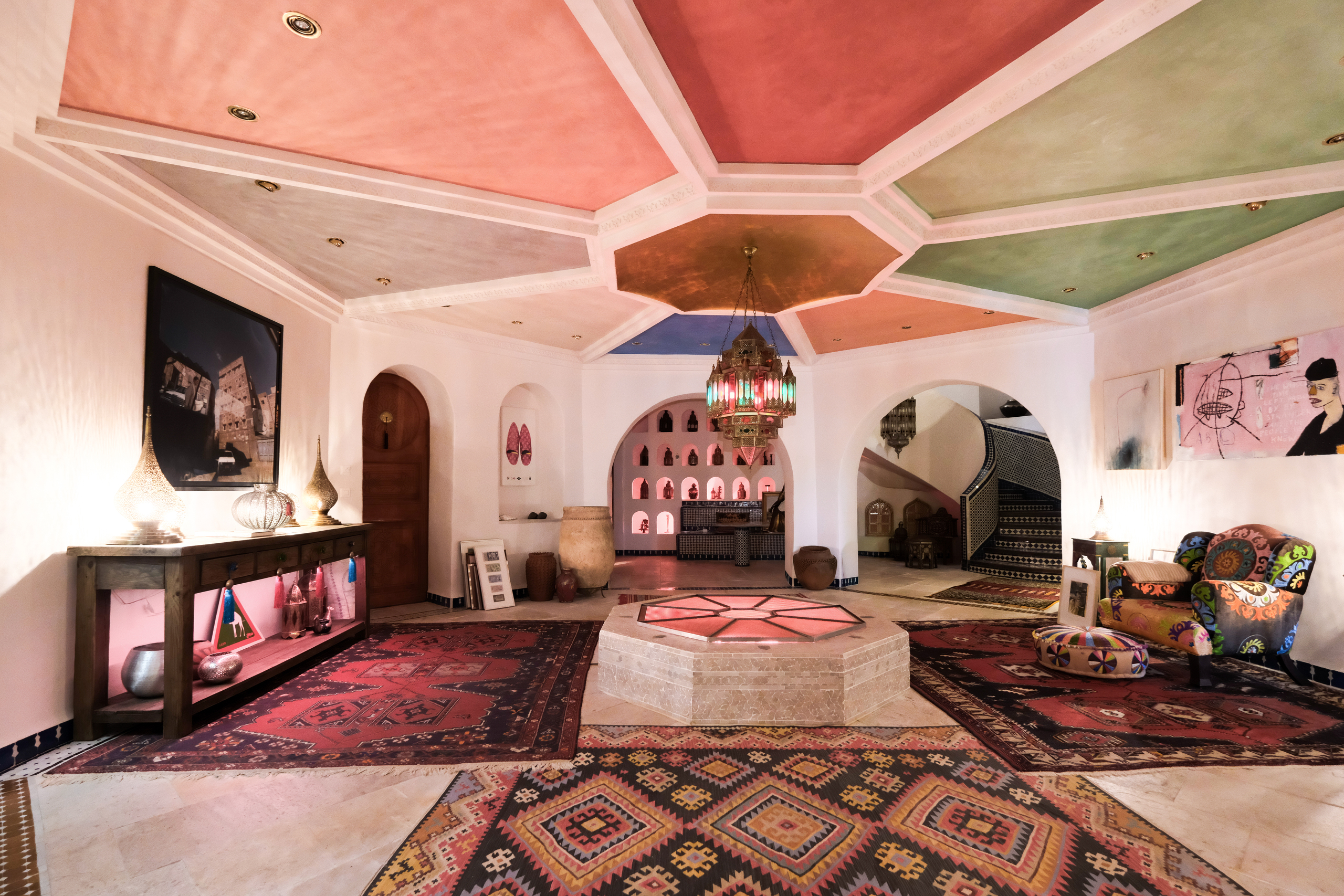 Orientalisch gestalteter Wohnraum mit kunstvoller Deckengestaltung