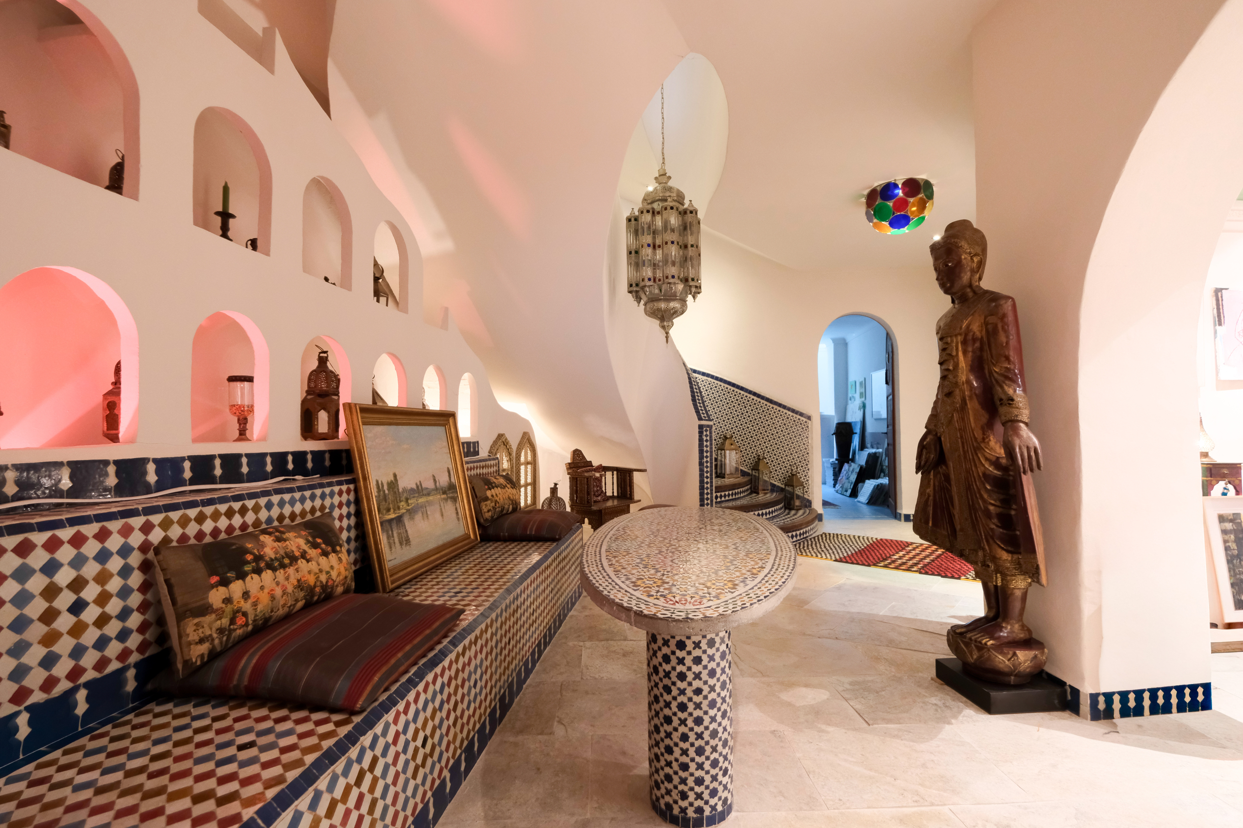 Orientalisch dekorierter Innenraum mit Nischen und Mosaikdetails