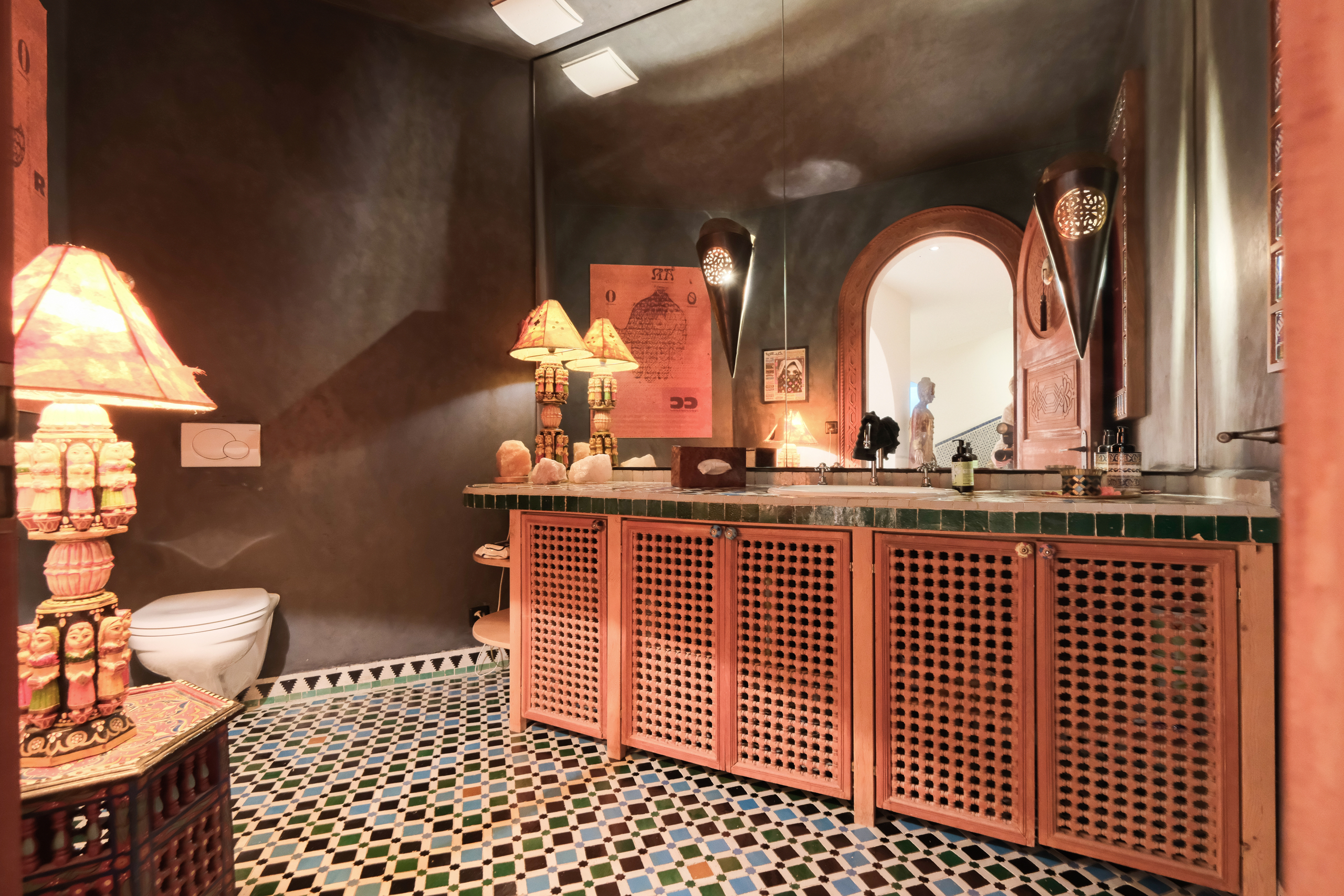 Boho-Badezimmer mit kunstvoller Einrichtung