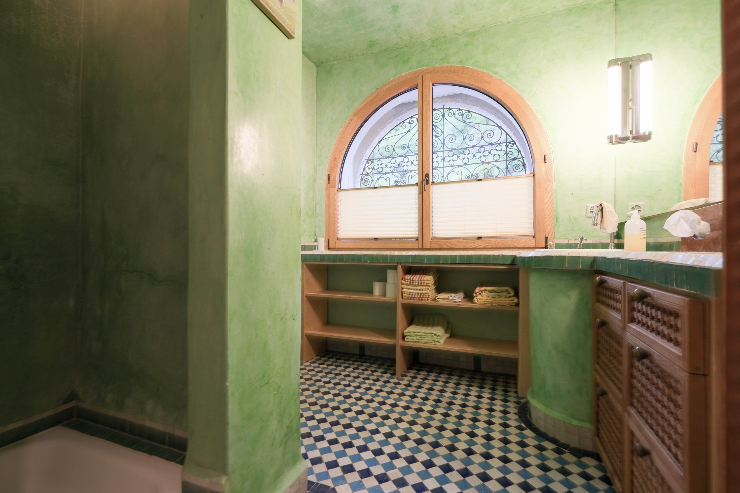 Grünes Badezimmer mit Rundfenster