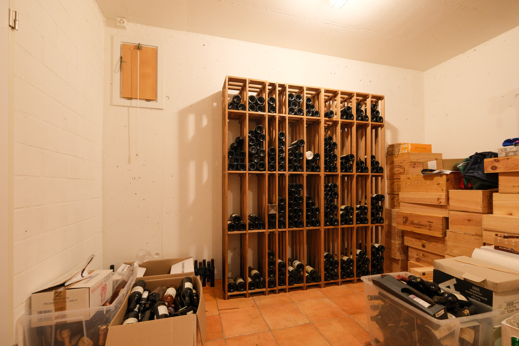 Weinkeller mit Holzregalen und Kartons