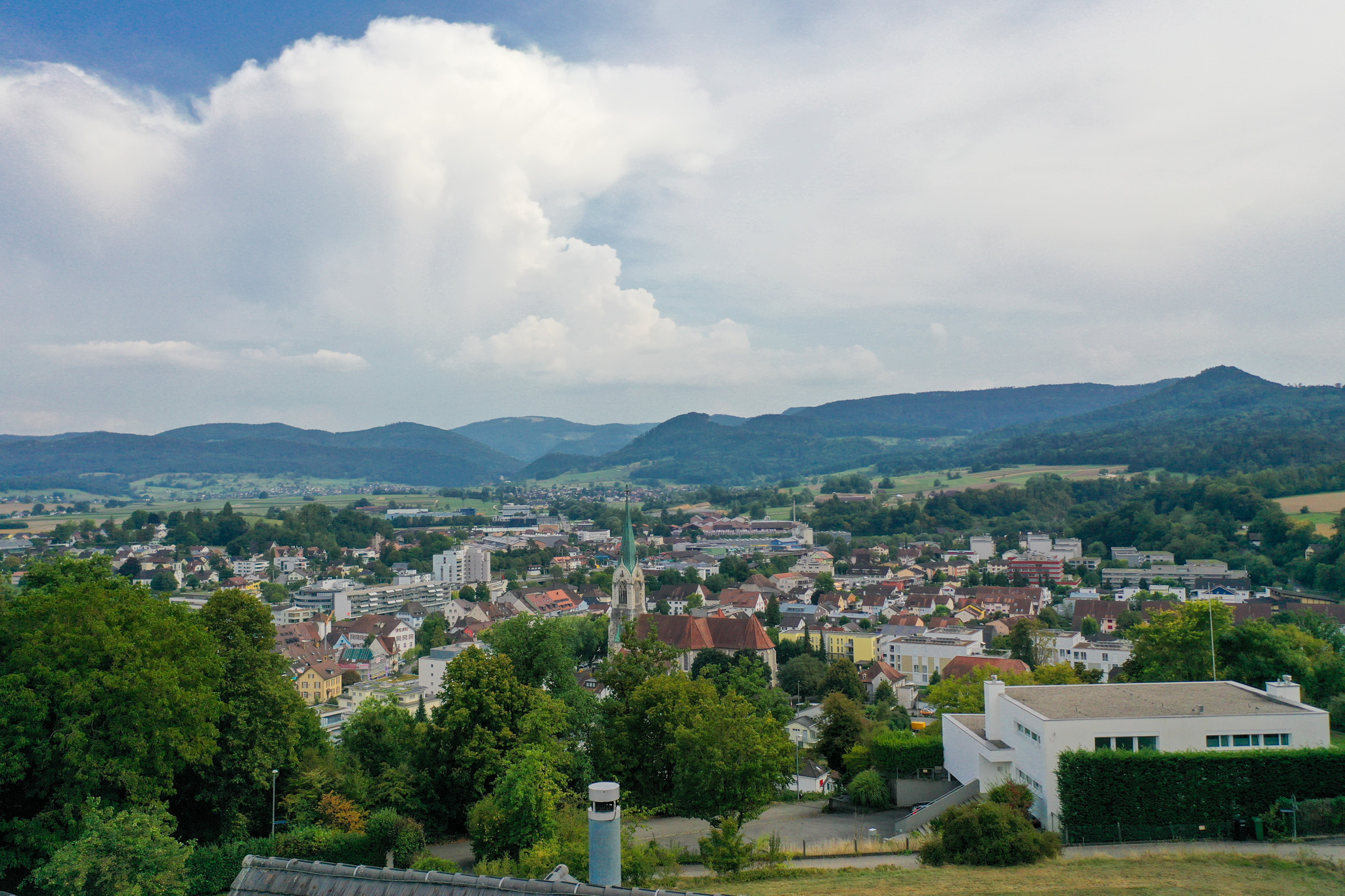 Stadtpanorama mit Bergkulisse