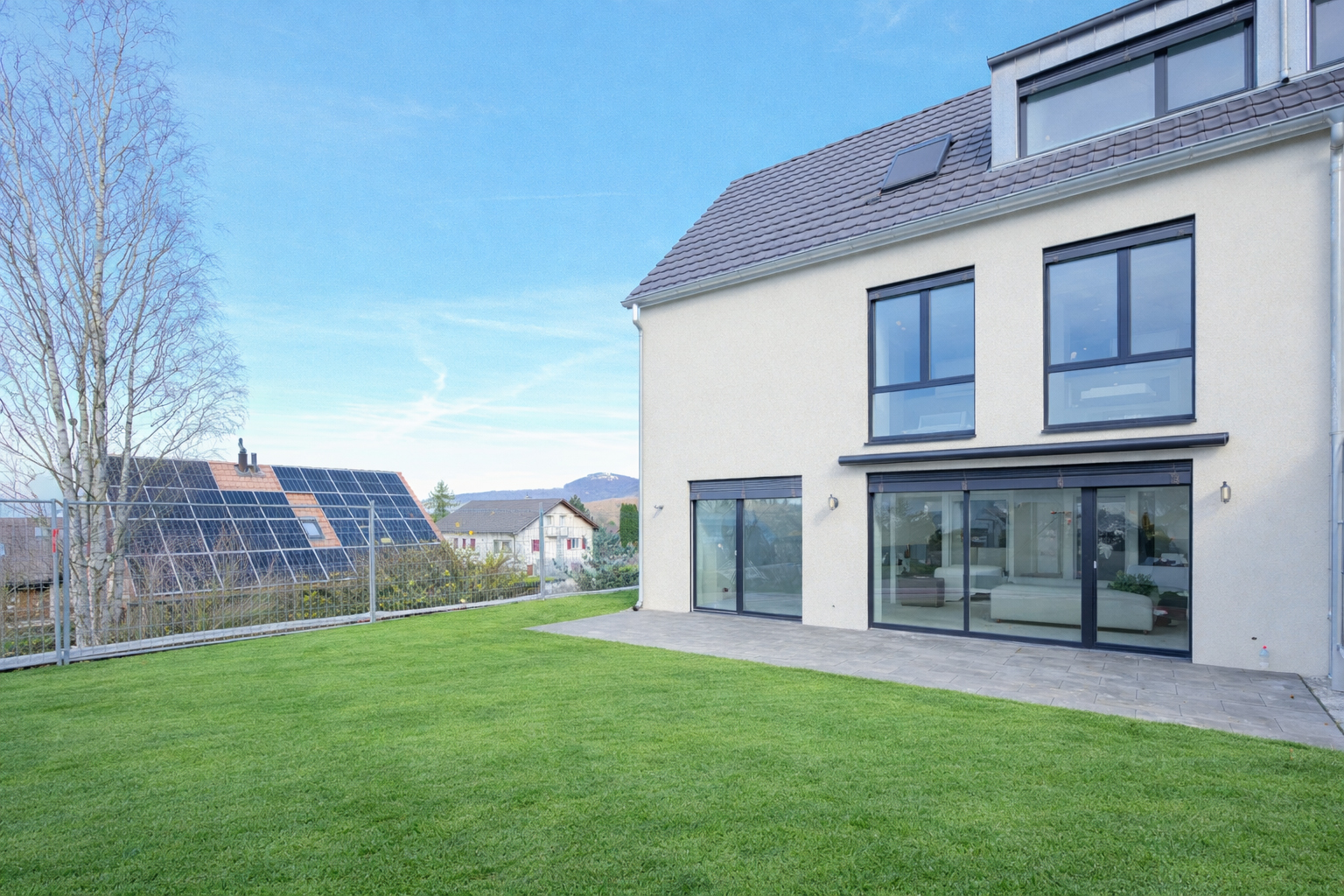 Modernes Einfamilienhaus mit Garten