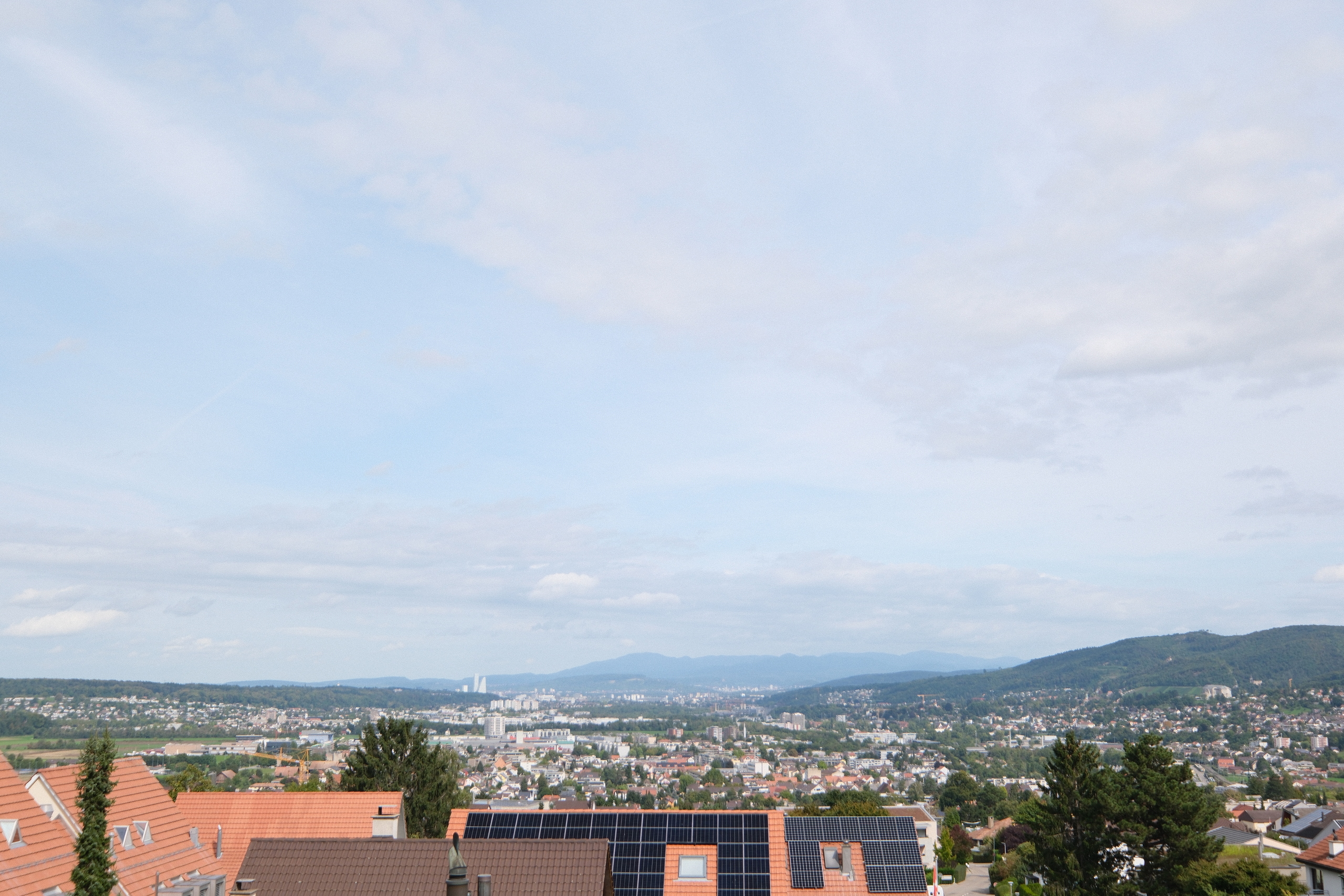 Städtischer Fernblick mit Solardächern