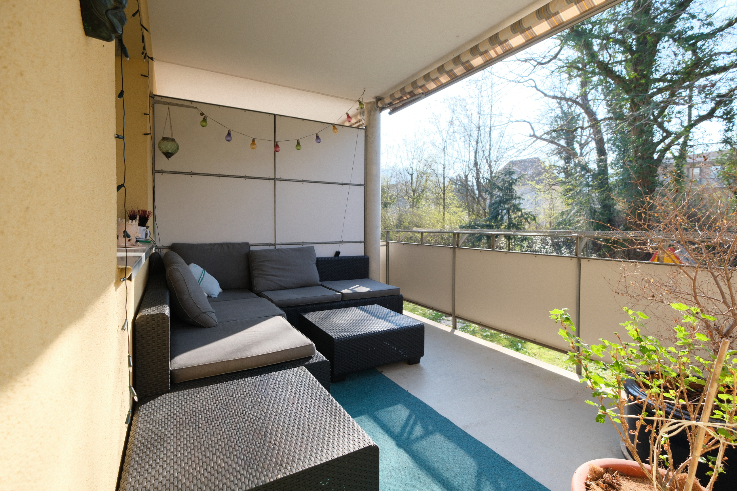 Balkon mit Lounge-Möbeln und Blick ins Grüne