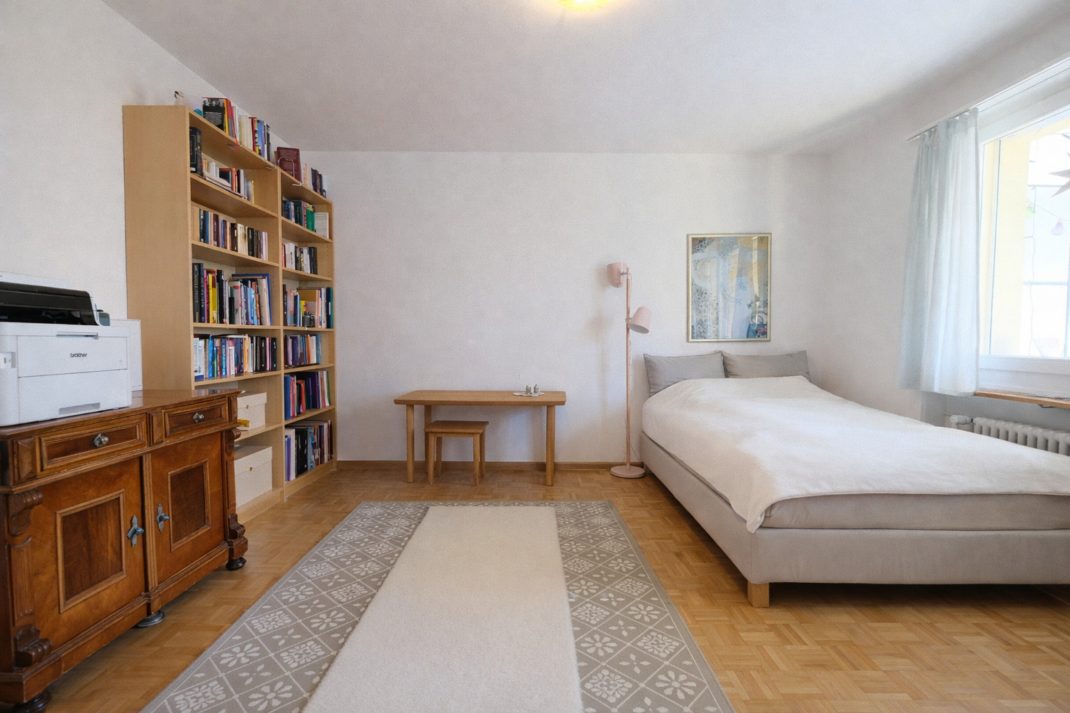 Helles Schlafzimmer mit Bücherregal und Einzelbett