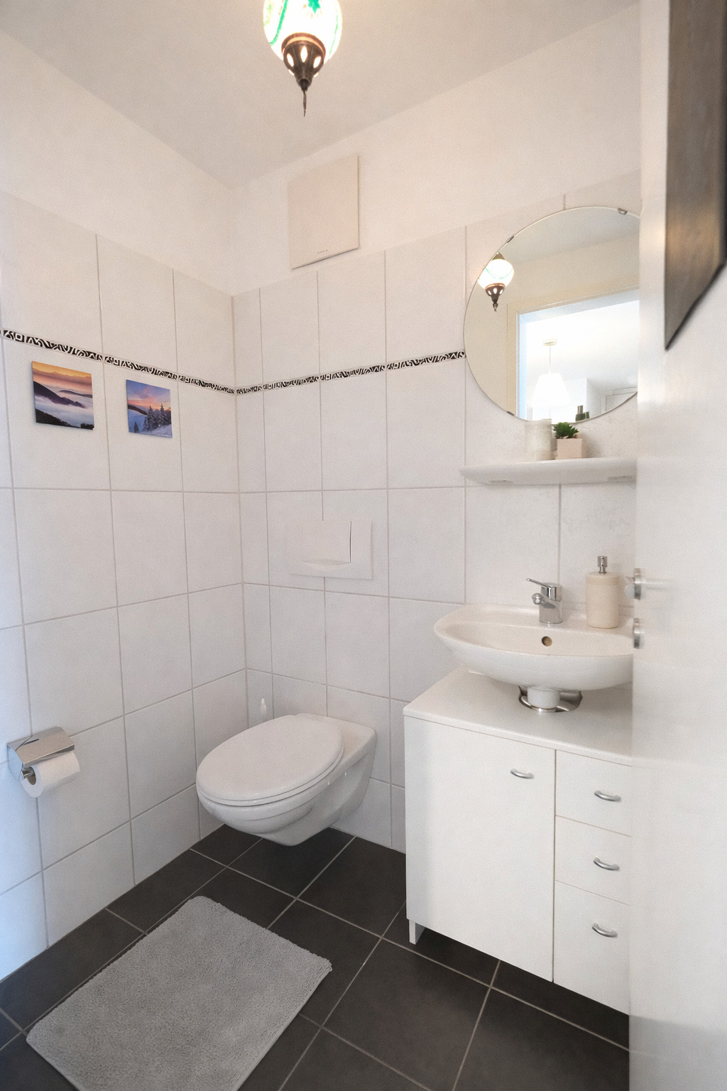 Kleines Gäste-WC mit weißer Ausstattung