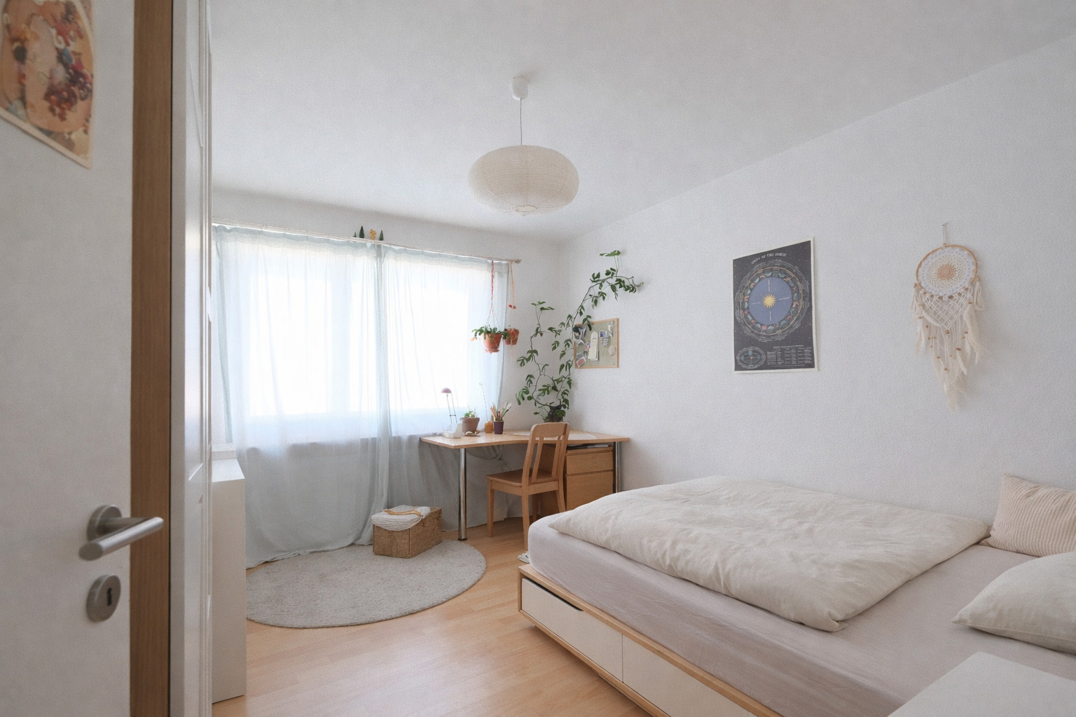 Helles Schlafzimmer mit natürlichem Tageslicht