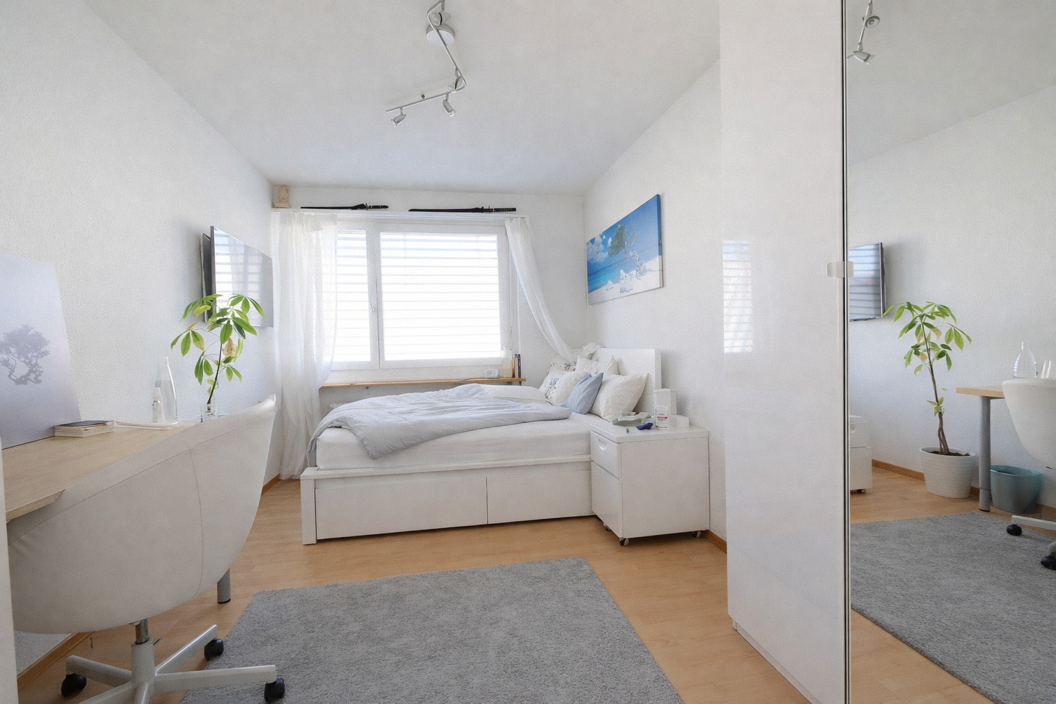 Helles Schlafzimmer mit minimalistischer Einrichtung