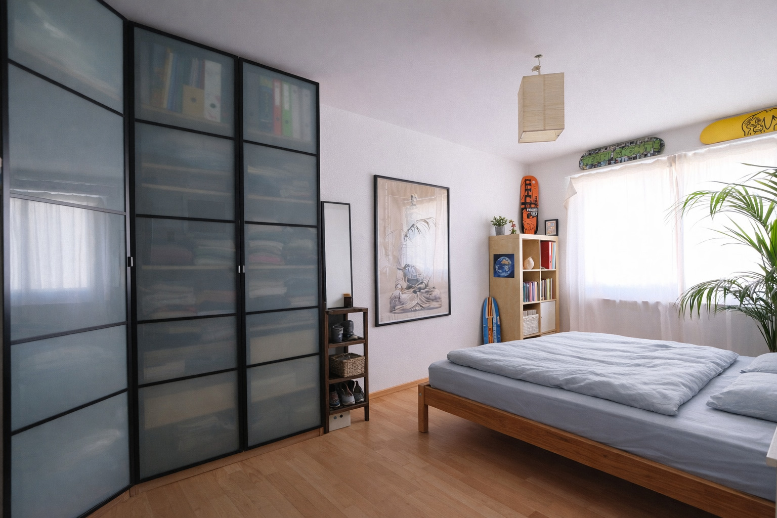 Helles Schlafzimmer mit Holzbett und Schrankwand