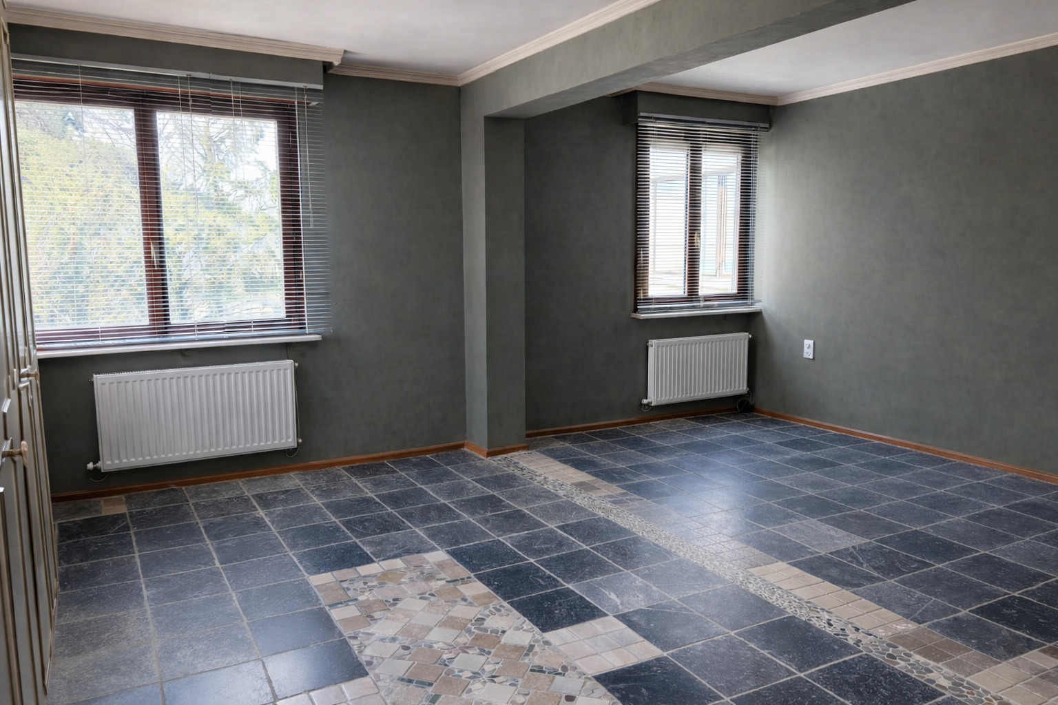 Leerer Innenraum mit dunklem Fliesenboden
