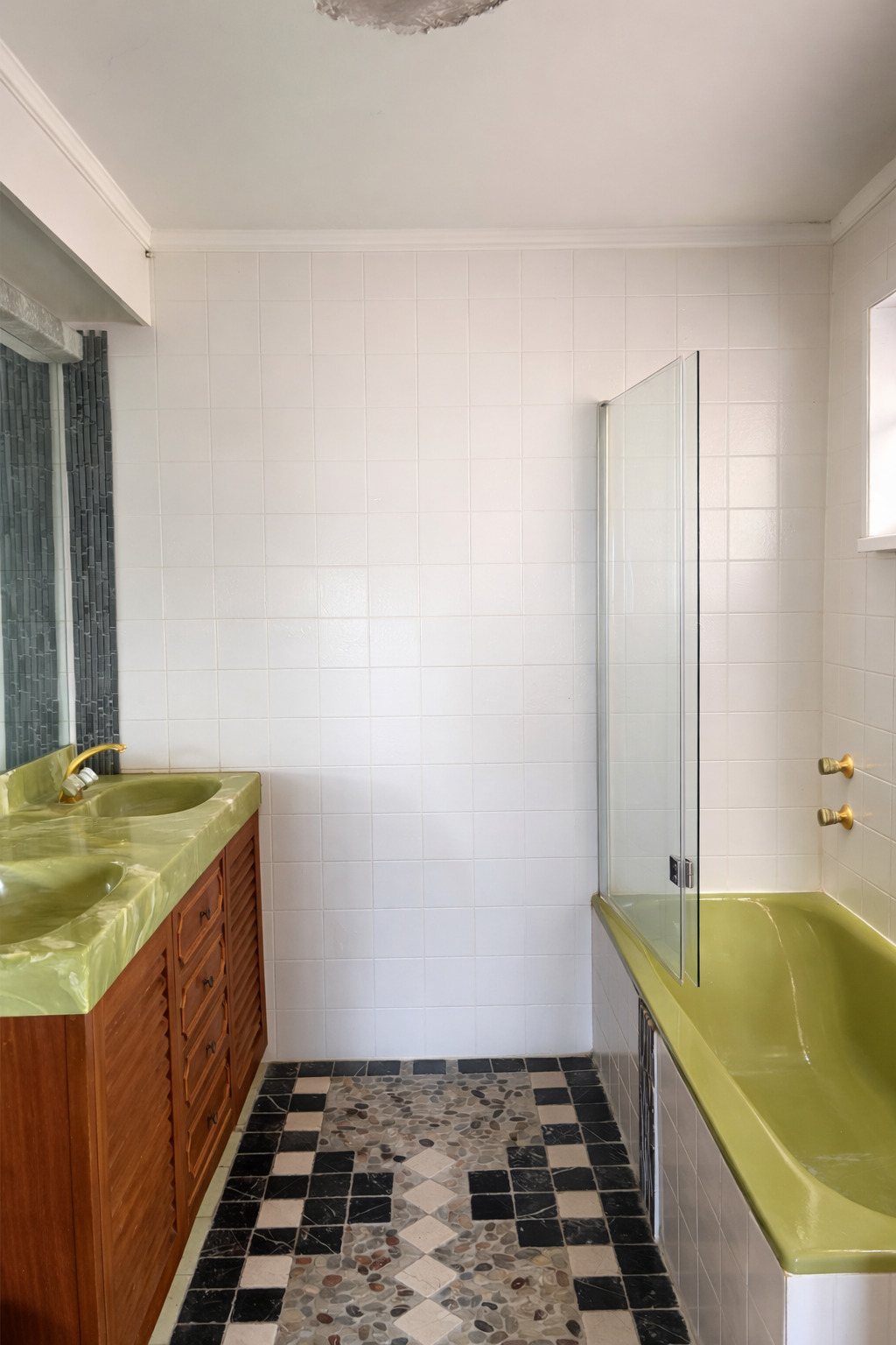 Badezimmer mit auffälligen grünlichen Oberflächen