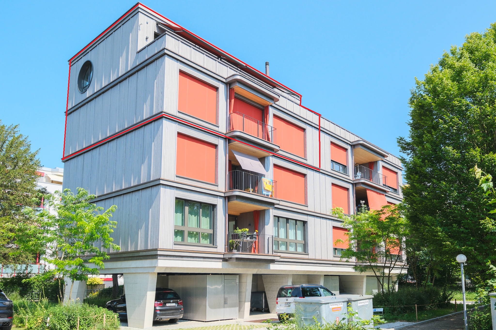 Modernes Mehrfamilienhaus mit markanten Fassadenfarben