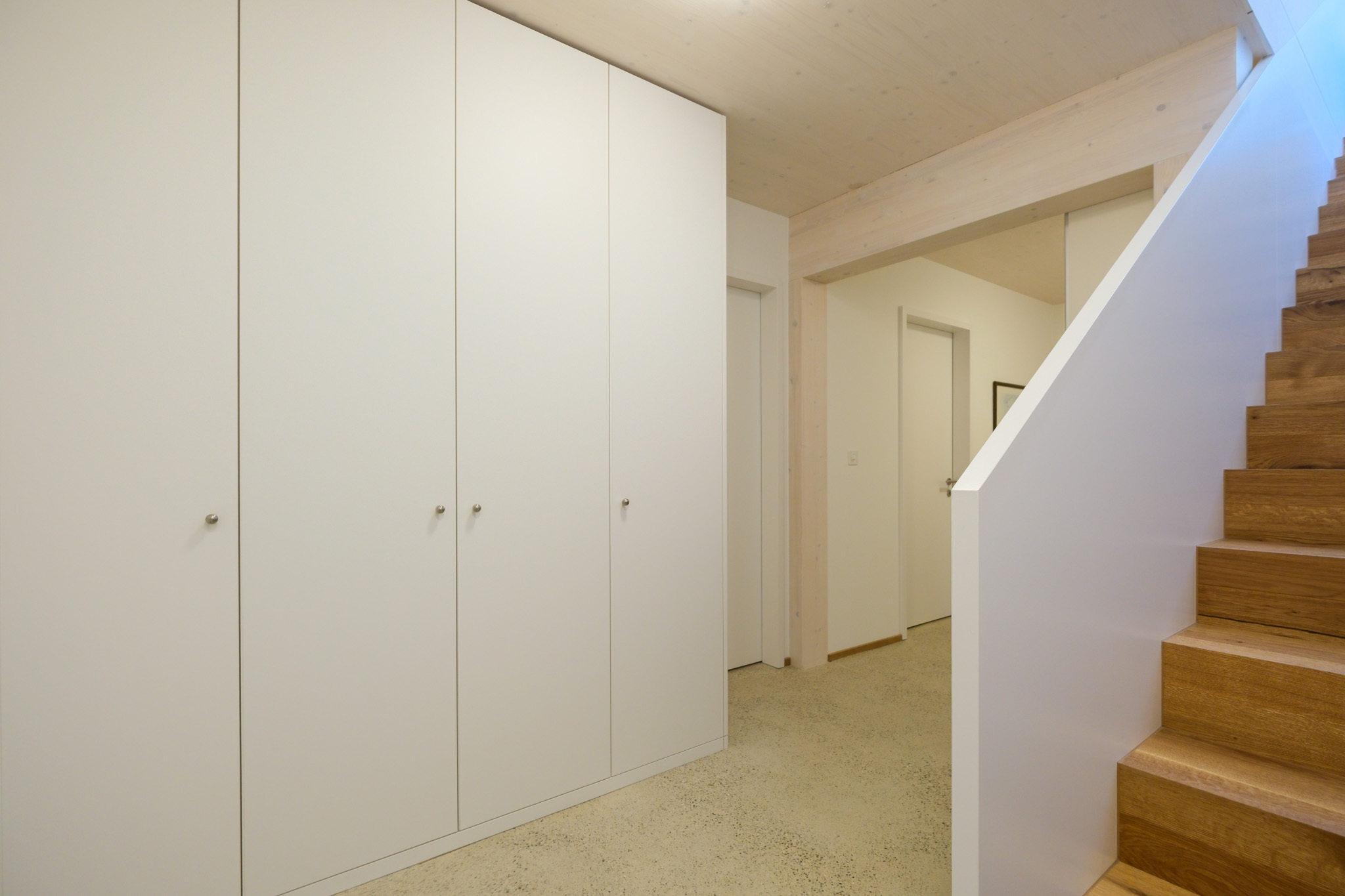 Heller Flur mit Treppe und Einbauschrank