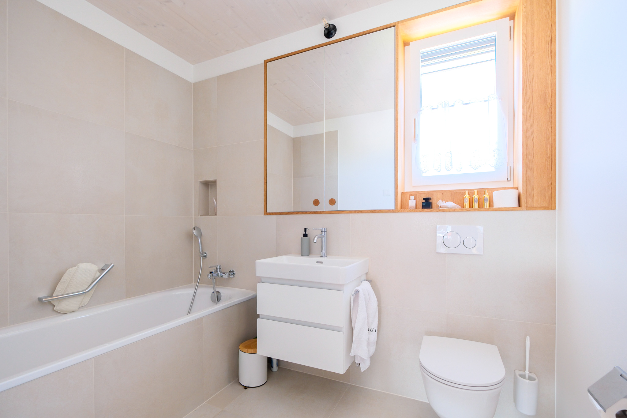 Modernes Badezimmer mit Badewanne und Waschtisch