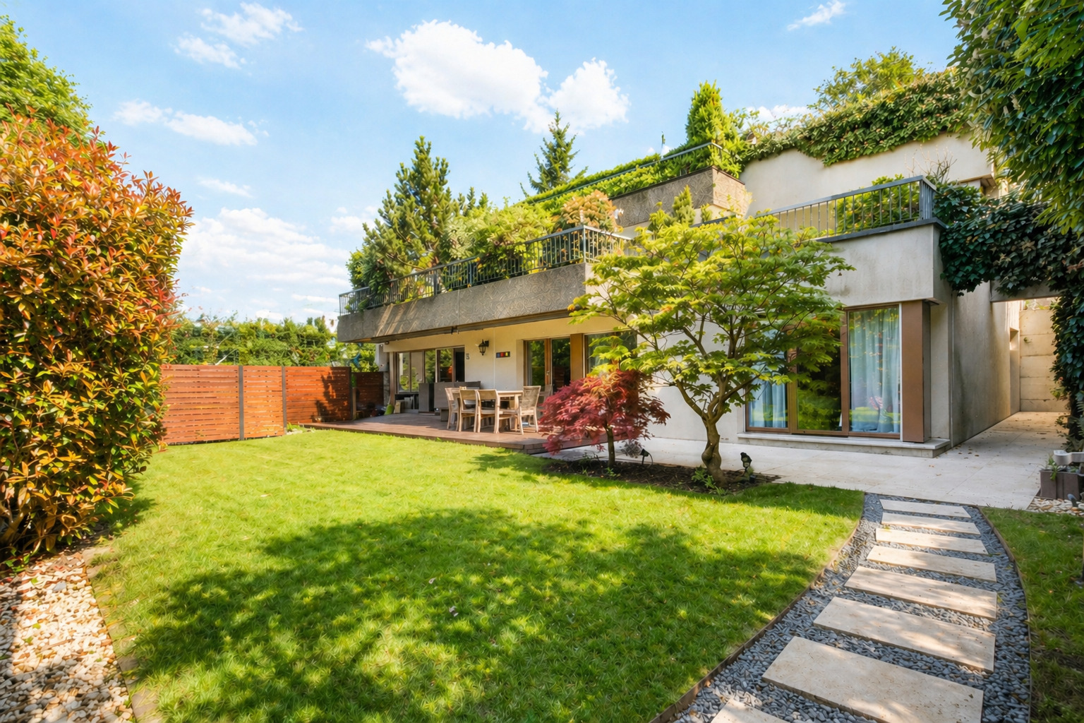 Modernes Haus mit Garten und Terrasse