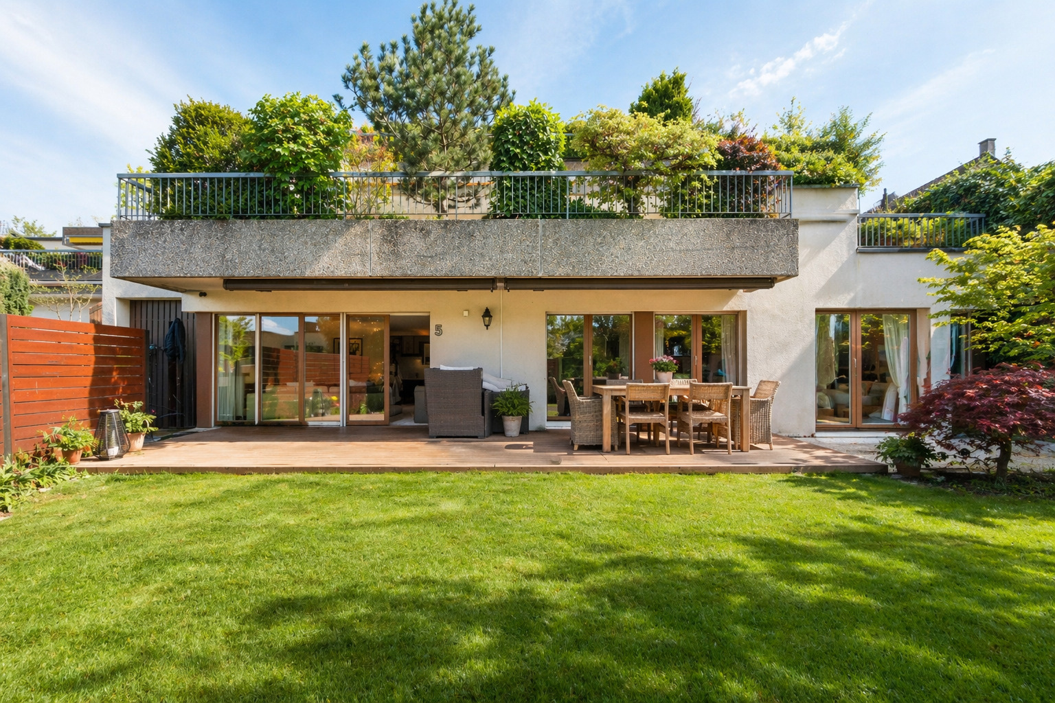 Gartenansicht einer modernen Terrasse