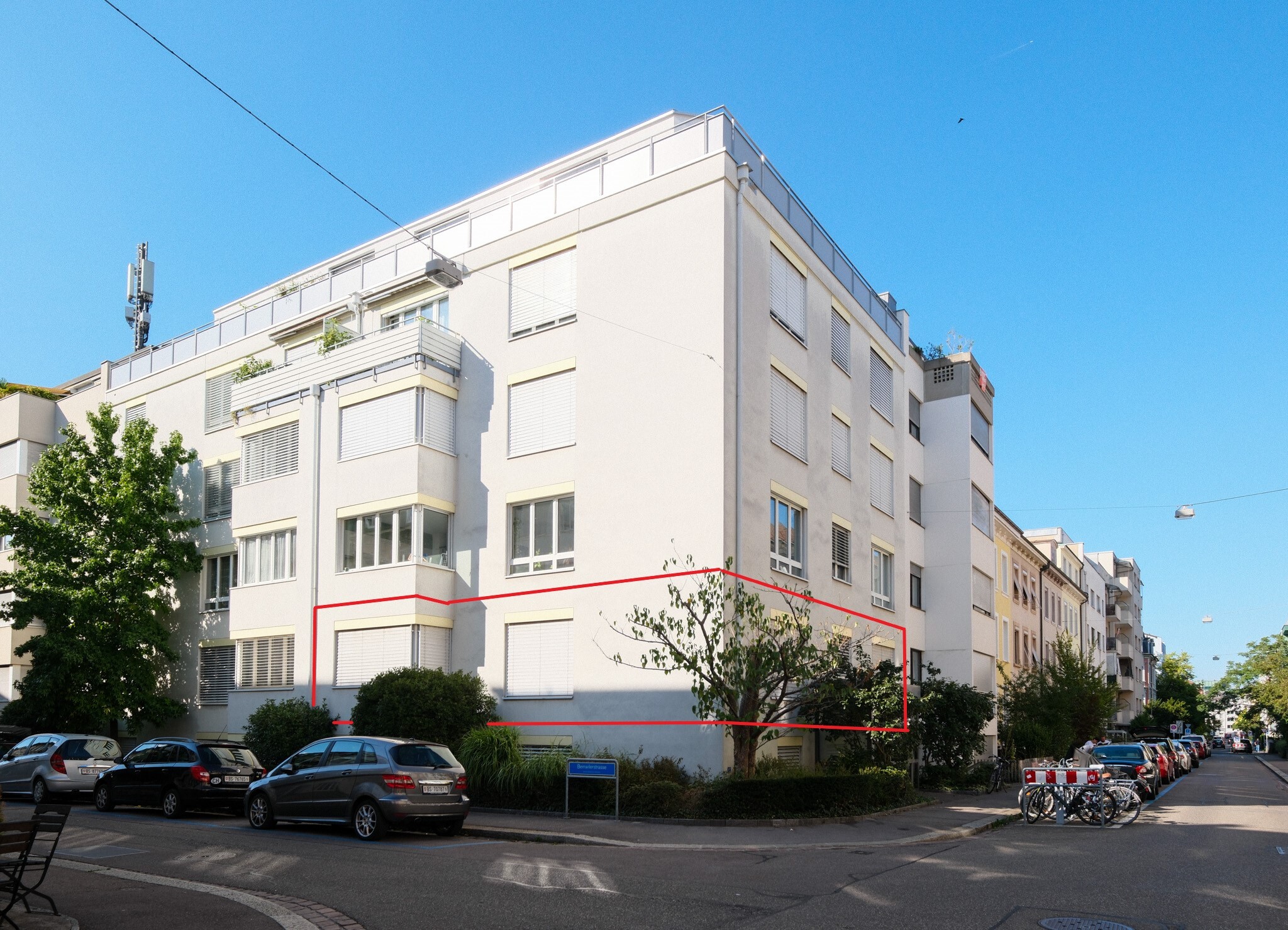 Mehrfamilienhaus an der Straßenecke
