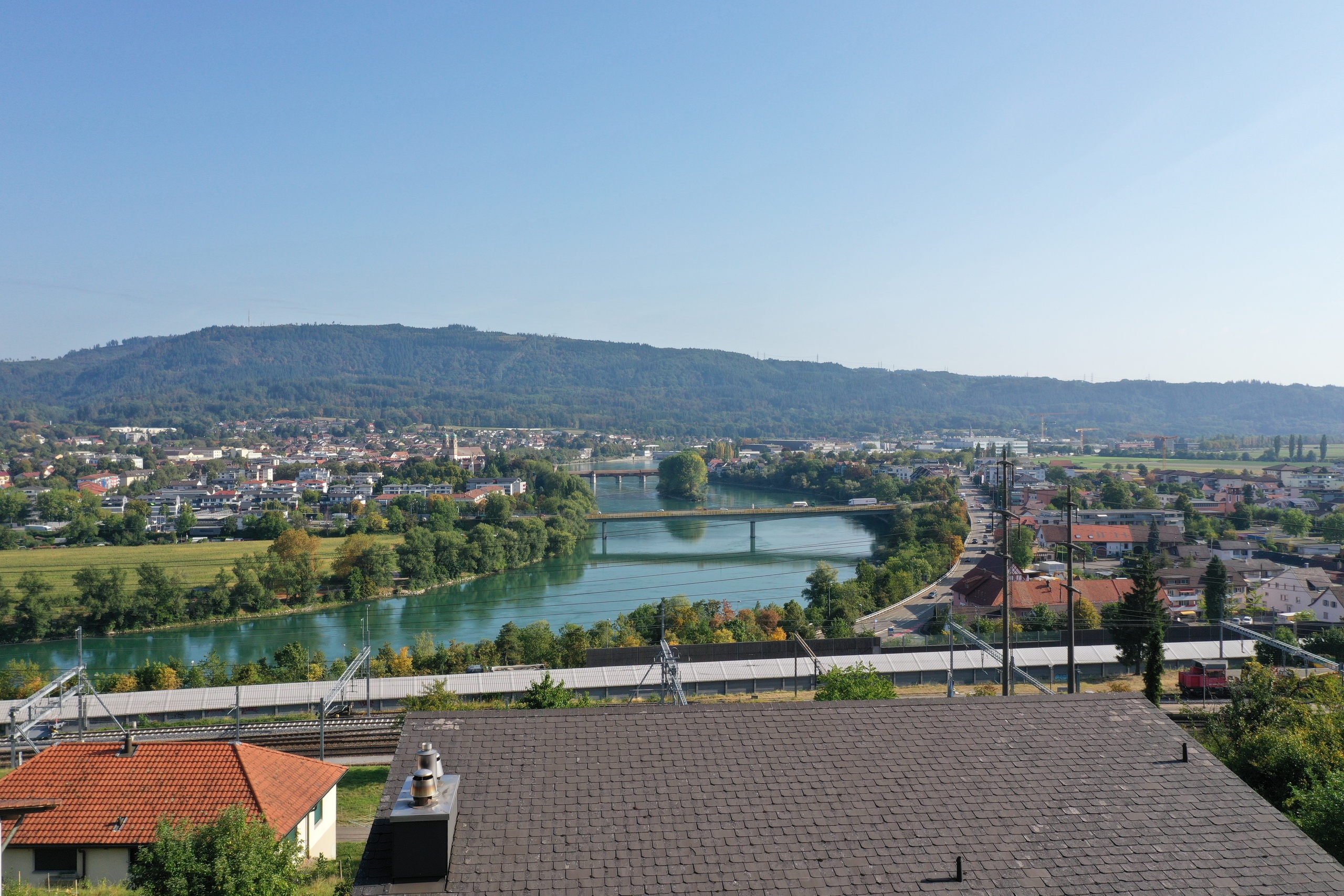 Fluss- und Stadtblick mit Bergkulisse