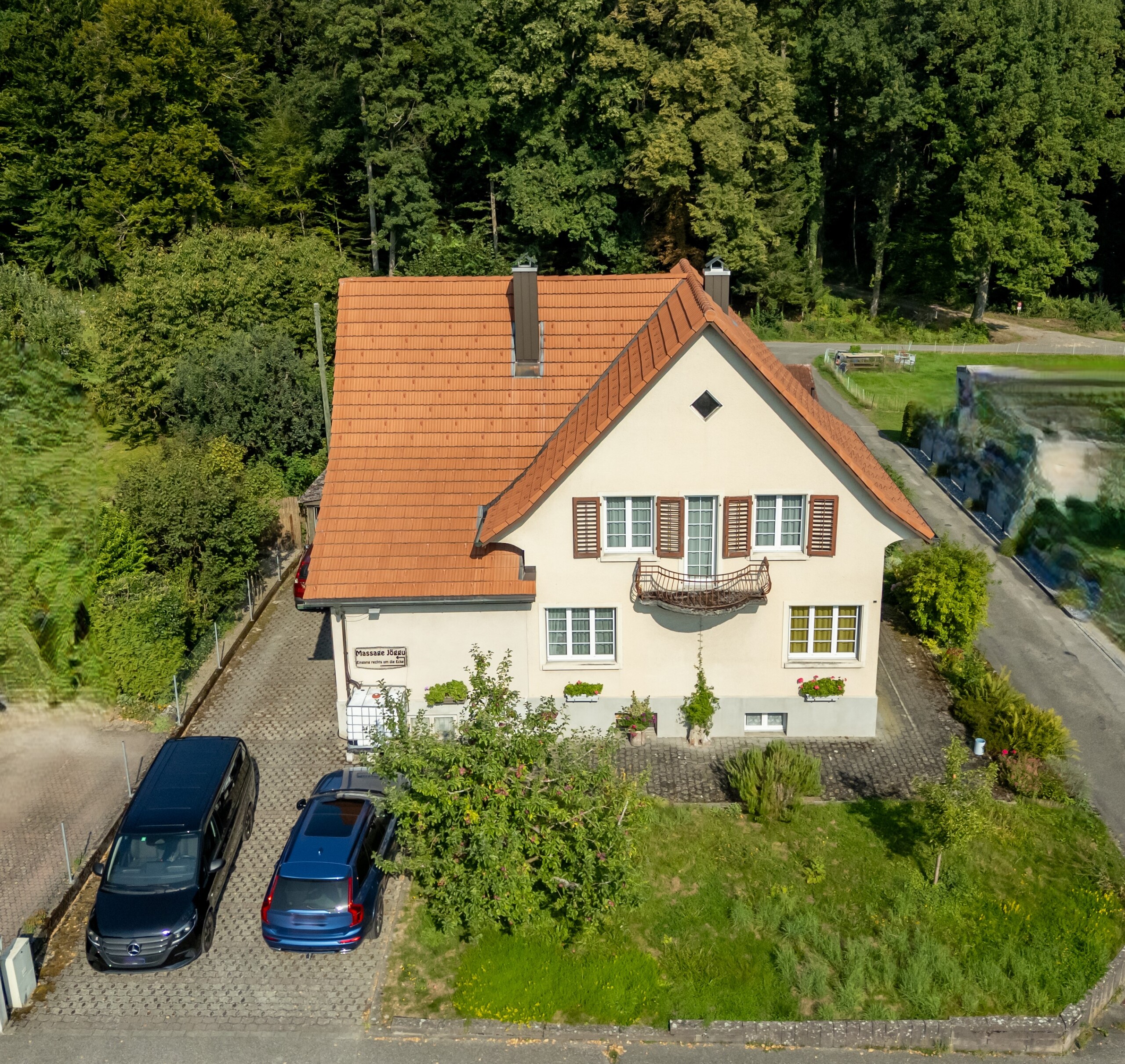 Luftaufnahme eines gepflegten Einfamilienhauses mit Satteldach