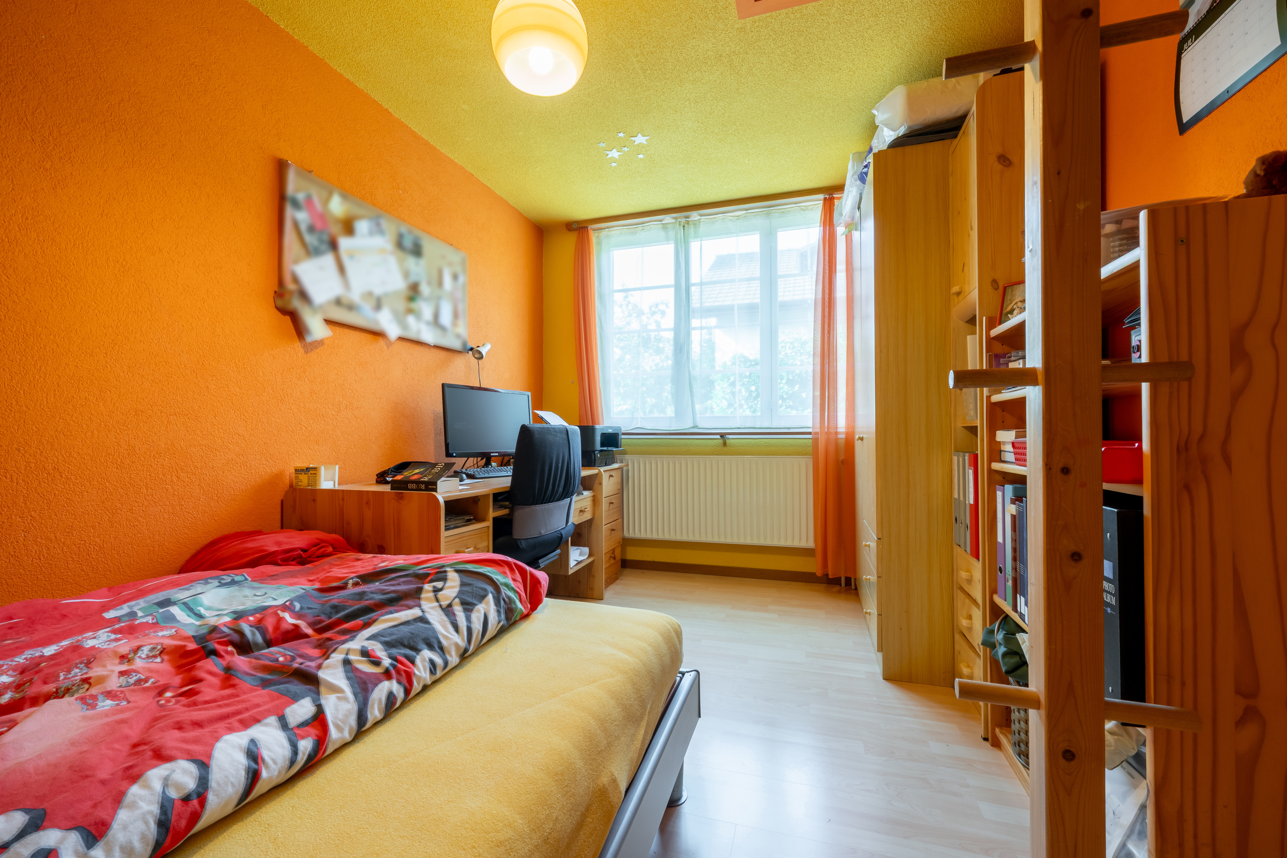 Buntes Schlafzimmer mit Arbeitsplatz
